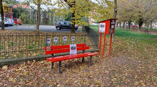 Una panchina rossa al Bonvi Parken